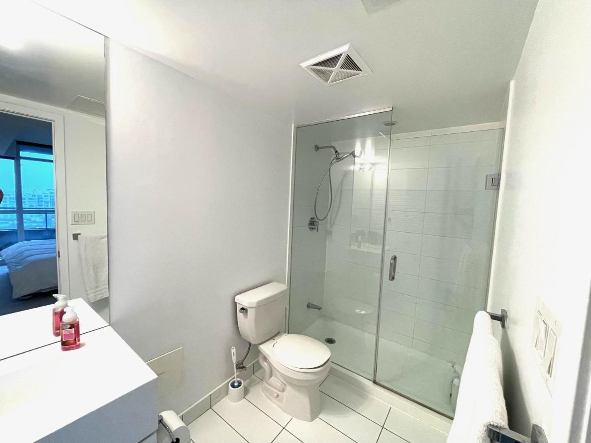 Three-Bedroom Condo With Free Parking Nearby Cn Tower With Lake View Toronto Dış mekan fotoğraf