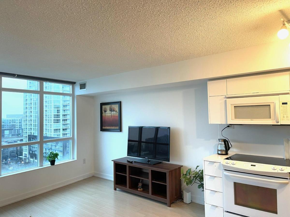 Three-Bedroom Condo With Free Parking Nearby Cn Tower With Lake View Toronto Dış mekan fotoğraf