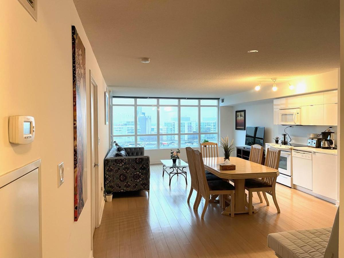 Three-Bedroom Condo With Free Parking Nearby Cn Tower With Lake View Toronto Dış mekan fotoğraf