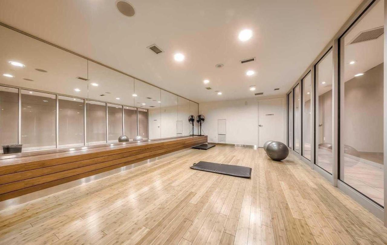 Three-Bedroom Condo With Free Parking Nearby Cn Tower With Lake View Toronto Dış mekan fotoğraf