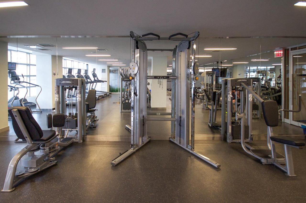 Three-Bedroom Condo With Free Parking Nearby Cn Tower With Lake View Toronto Dış mekan fotoğraf