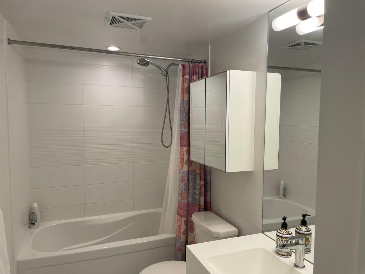 Three-Bedroom Condo With Free Parking Nearby Cn Tower With Lake View Toronto Dış mekan fotoğraf