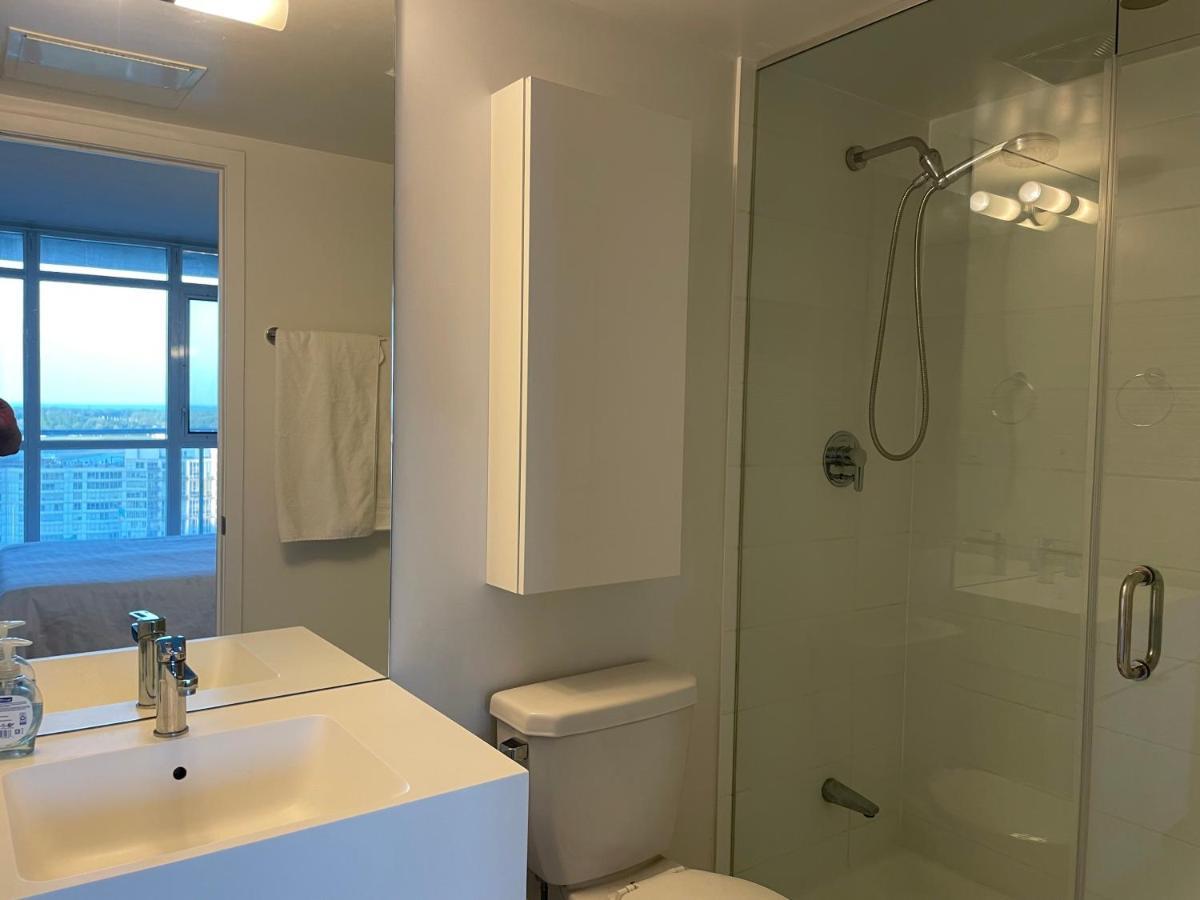 Three-Bedroom Condo With Free Parking Nearby Cn Tower With Lake View Toronto Dış mekan fotoğraf